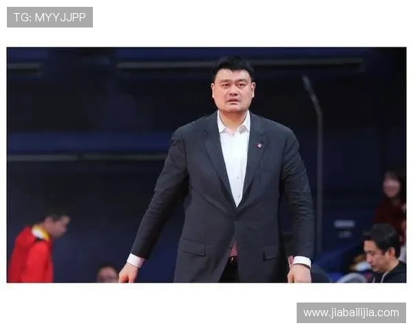 姚明场上热身展现风采球迷期待他的精彩表现与复出之路